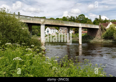 Brücke bei Brockweir, einem kleinen Dorf am Fluss Wye, Wald des Dekans, Gloucestershire, an der Grenze zu Wales und England. Stockfoto