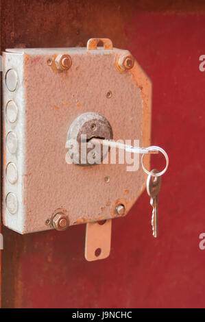 mit den Tasten auf einer metallischen Tür verriegeln Stockfoto