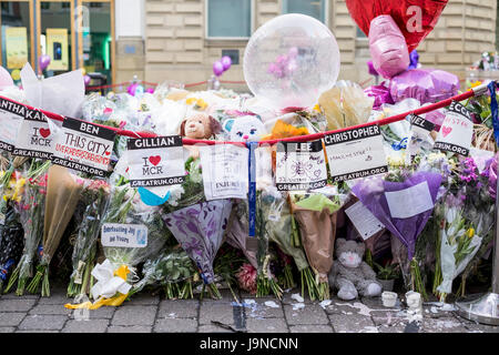 Manchester UK. 3. Juni 2017. Bewegende floral Hommage an der 22 Personen getötet in den Terroranschlag auf die Ariana Grande-Konzert in der Arena Manchester, Stockfoto