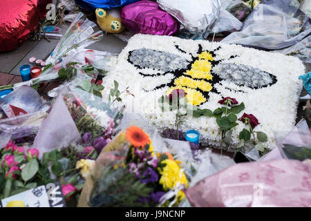 Manchester UK. 3. Juni 2017. Bewegende floral Hommage an der 22 Personen getötet in den Terroranschlag auf die Ariana Grande-Konzert in der Arena Manchester, Stockfoto