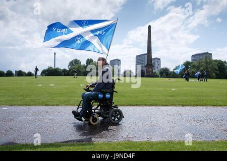 Ein Pro-Unabhängigkeit-Befürworter auf Glasgow Green nach einem Marsch zur Unterstützung der schottischen Unabhängigkeit. Stockfoto