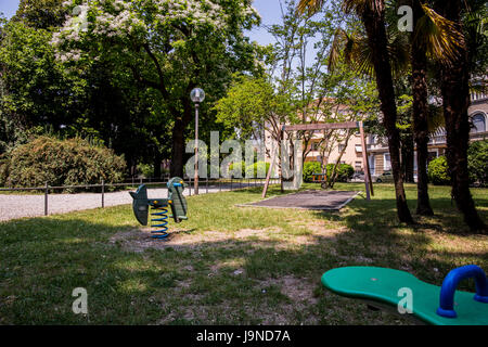 Spielplatz für Kinder im Park an einem sonnigen Tag Stockfoto