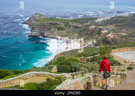 Tourist Wandern am Cape Point, betrachten von Kap der guten Hoffnung und Dias Strand, malerischen Reiseziel in Südafrika. Table Mountain National Stockfoto