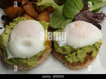 Spiegeleiern auf Avocado-toast Stockfoto