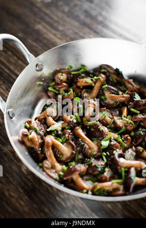 gebratenen Shiitake-Pilze in Knoblauch-Kräuter und Olivenöl-Tapas-snack Stockfoto