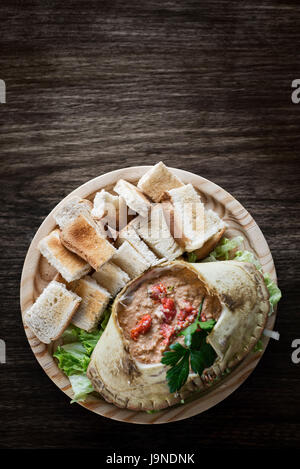 frische portugiesische Krabbe Meeresfrüchte Creme Mousse au Chocolat mit Toast Tapas snack Stockfoto