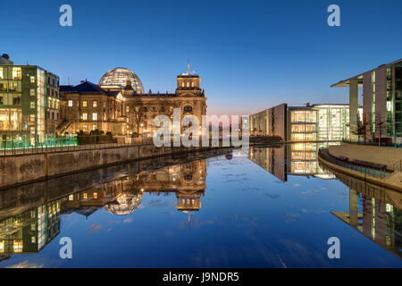 Deutschland, Berlin - 15. Februar 2017: Der Reichstag und die Regierungsgebäude an der Spree nach Sonnenuntergang Stockfoto
