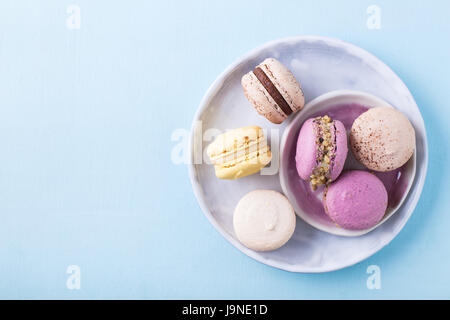 Leckere Macarons von oben geschossen Stockfoto