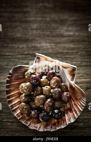 Gourmet-Knoblauch und Kräuter marinierten frischen Oliven Tapas Snack starter Stockfoto