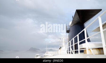 Ein Schiff dampft entlang der Innenseite Pazifik passage Stockfoto