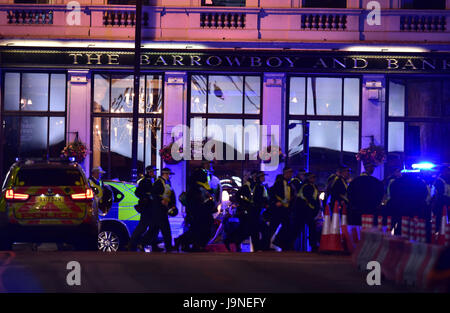 Polizisten außerhalb der Barrowboy und Bankier Public House auf Borough High Street als Polizei befassen sich mit einem "größeren Vorfall" an der London Bridge. Stockfoto