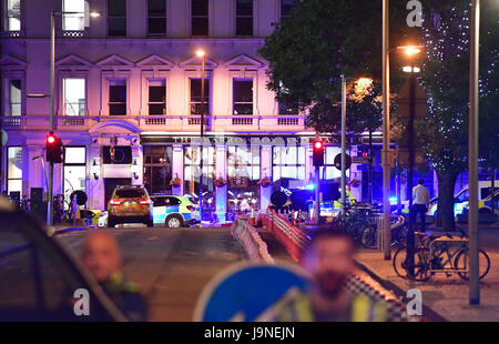 Polizeibeamte vor dem Barrowboy and Banker Public House in der Borough High Street, als die Polizei mit einem „Major-Vorfall“ an der London Bridge zu tun hat. Stockfoto