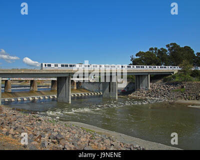 BART, Bay Area Rapid Transit Zug über Alameda Creek, Kalifornien Stockfoto