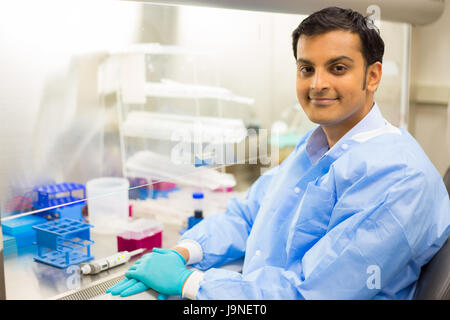 Closeup beschnitten, Porträt, Wissenschaftler sitzen vor Laborversuchen und Abzugshaube, isoliert Lab Background. Forensik, Genetik, Biofactors Stockfoto