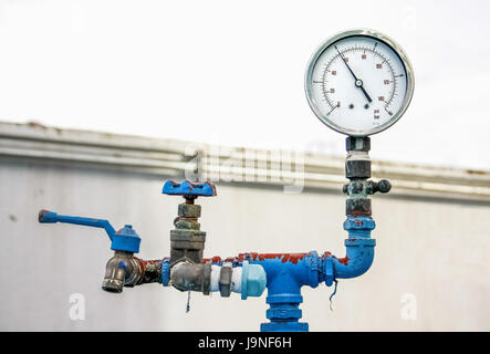 Retro-Messgerät, alte Meter Wasserrohr, Ventil und Wasserhahn Stockfoto