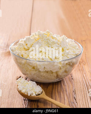 Quark in einer Schüssel auf hölzernen Hintergrund Stockfoto