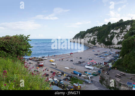 Strand, Fischerboote, Strandcafés und Bucht bei Bier, Devon, ein schönes Fischerdorf an der jurassic Coast. Stockfoto