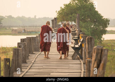 Aufwachen bei Sonnenaufgang über U Bein Brücke Teakholz Amarapura, Myanmar Mönche. Stockfoto