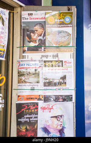 Aung San Suu Kyi und Barack Obama auf der Titelseite einer Zeitung in Inle-See, Myanmar. Stockfoto