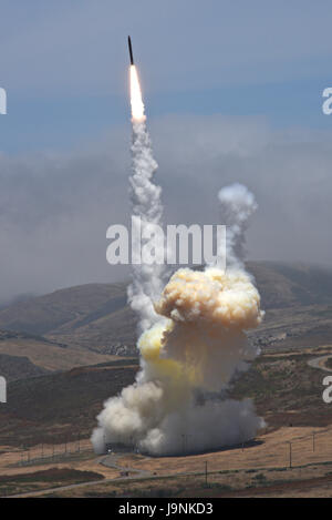 Eine bodengestützte Rakete Abfangjäger von der US Air Force gestartet wird Space Wing-30. 30. Mai 2017 von Vandenberg Air Force Base, Kalifornien. Die Rakete erfolgreich eine Interkontinentalrakete Ziel abgefangen und das Exo-atmosphärische töten Fahrzeug abgefangen und zerstört das Ziel bei einem direkten Zusammenstoß. Der Test deckt sich mit ICBM Neuentwicklung durch Nordkorea droht möglicherweise die Vereinigten Staaten. Stockfoto