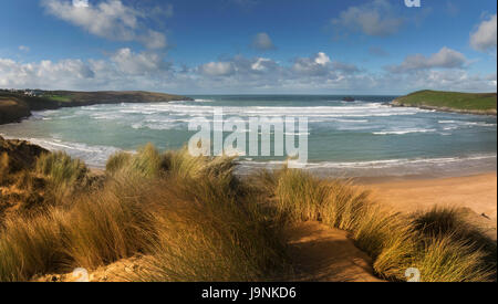 Ein Panoramablick auf Crantock Beach West Pentire an der Nordküste, Cornwall zeigen die Flut unter blauem Himmel Stockfoto