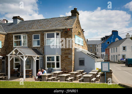 UK, Wales, Pembrokeshire, Little Haven, Grove Ort, Burg-Gaststätte im Dorfzentrum Stockfoto