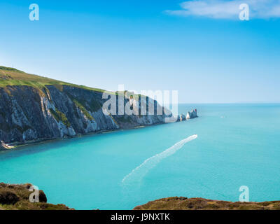 Die Nadeln - ist eine Reihe von drei markanten Stapel von Kreide, die aus dem Meer aus dem westlichen Ende der Isle Of Wight, Großbritannien, in der Nähe von Alaun Stockfoto