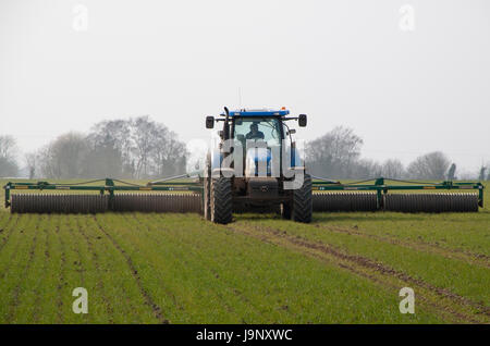 Blaue Traktor Scheibe Eggen Flachland Stockfoto