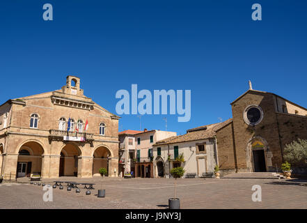 Der Hauptplatz von einer italienischen Kleinstadt (Rocca San Giovanni - Italien) Stockfoto