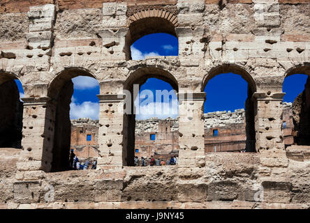 Kolosseum monumentalen Arkaden mit blauem Himmel in Rom Stockfoto