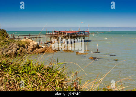 Rocca San Giovanni - Italien: 17. April 2017: traditionelle Fischerhaus in den Abruzzen, genannt Trabocco mit niemand. Stockfoto