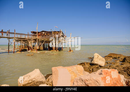 Rocca San Giovanni - Italien: 17. April 2017: traditionelle Fischerhaus in den Abruzzen, genannt Trabocco mit niemand. Stockfoto