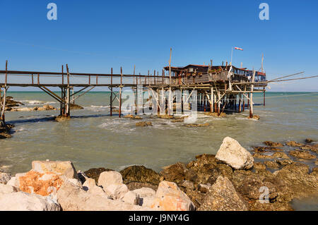 Rocca San Giovanni - Italien: 17. April 2017: traditionelle Fischerhaus in den Abruzzen, genannt Trabocco mit niemand. Stockfoto