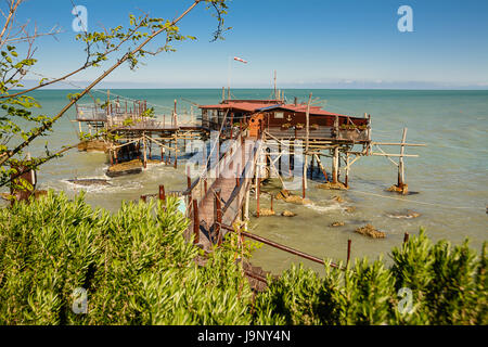 Rocca San Giovanni - Italien: 17. April 2017: traditionelle Fischerhaus in den Abruzzen, genannt Trabocco mit niemand. Stockfoto