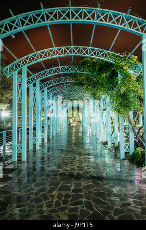 Borjomi, Samzche-Dschawacheti, Georgia. Eingang zum Pavillon über Thermalquelle von Borjomi Mineralwasser Arch. Berühmte Wahrzeichen ist City Park im Herbst Stockfoto