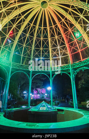 Borjomi, Samzche-Dschawacheti, Georgia. Pavillon über dem Sprudel Mineralwasser Borjomi. Berühmte Wahrzeichen ist Stadtpark im Herbst Oktober Nacht ich Stockfoto