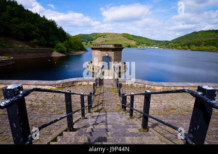 Ladybower Vorratsbehälter abziehen Turm Stockfoto