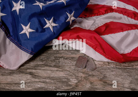 Flagge mit Erkennungsmarken auf Holz Stockfoto