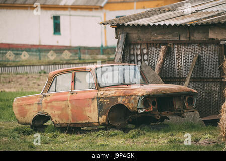 Abgestürzte Rusty Auto gebrochen verlassene Landschaft. Autowrack Stockfoto