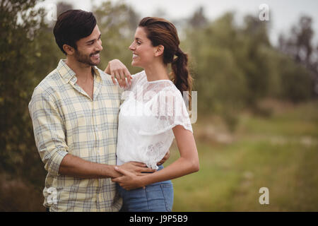Glückliches junges Paar umarmt am Olivenfarm Stockfoto