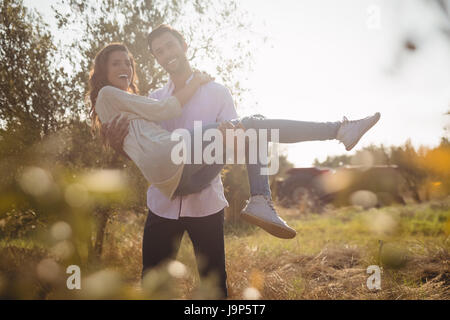 Glücklich Jüngling mit Freundin im stehen am Olivenfarm an sonnigen Tag Stockfoto