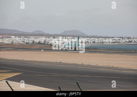 ARECIFE, Spanien - 15. April 2017: AirBus A320 von Aer Lingus bereit abzunehmen am Flughafen Lanzarote Stockfoto