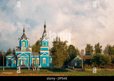 Krasnyy Partizan, Dobrush Bezirk Gomel Region, Weißrussland. Alte hölzerne orthodoxe Kirche der Geburt der Jungfrau Maria bei Sonnenuntergang im Dorf Stockfoto