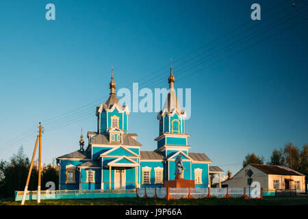 Krasnyy Partizan, Dobrush Bezirk Gomel Region, Weißrussland. Alte hölzerne orthodoxe Kirche der Geburt der Jungfrau Maria bei Sonnenuntergang im Dorf Stockfoto