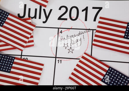 Nahaufnahme des amerikanischen Flaggen mit dem vierten Juli Kalender Stockfoto