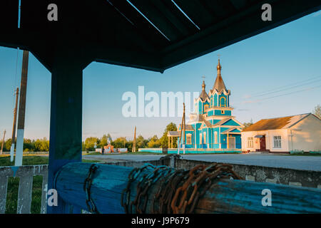 Alte hölzerne orthodoxe Kirche der Geburt der Jungfrau Maria bei Sonnenuntergang In Dorf Krasnyy Partizan, Dobrush Bezirk Gomel Region, Weißrussland. Her ansehen Stockfoto