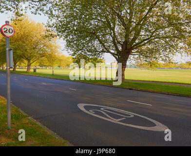 20 km/h Höchstgeschwindigkeit Zeichen und Straßenmarkierung Stockfoto