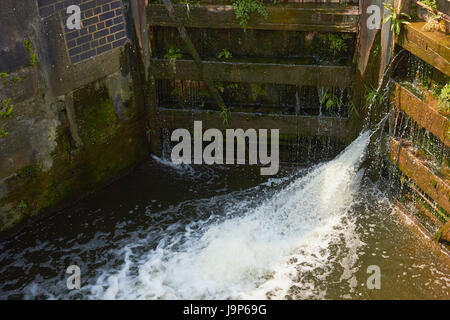 Wasser sprudelt durch Kanal-Schleusen Stockfoto