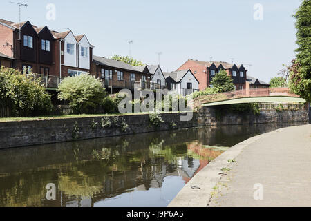 Häuser neben dem Beeston Nottingham Kanal, Nottingham, Nottinghamshire, East Midlands, England Stockfoto