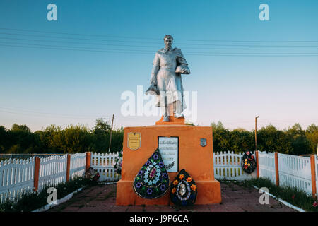 Krasnyy Partizan, Dobrush Bezirk Gomel Region, Weißrussland. Denkmal für die im Kampf für die Befreiung der Region Gomel im großen patriotischen Wa gefallenen Helden Stockfoto